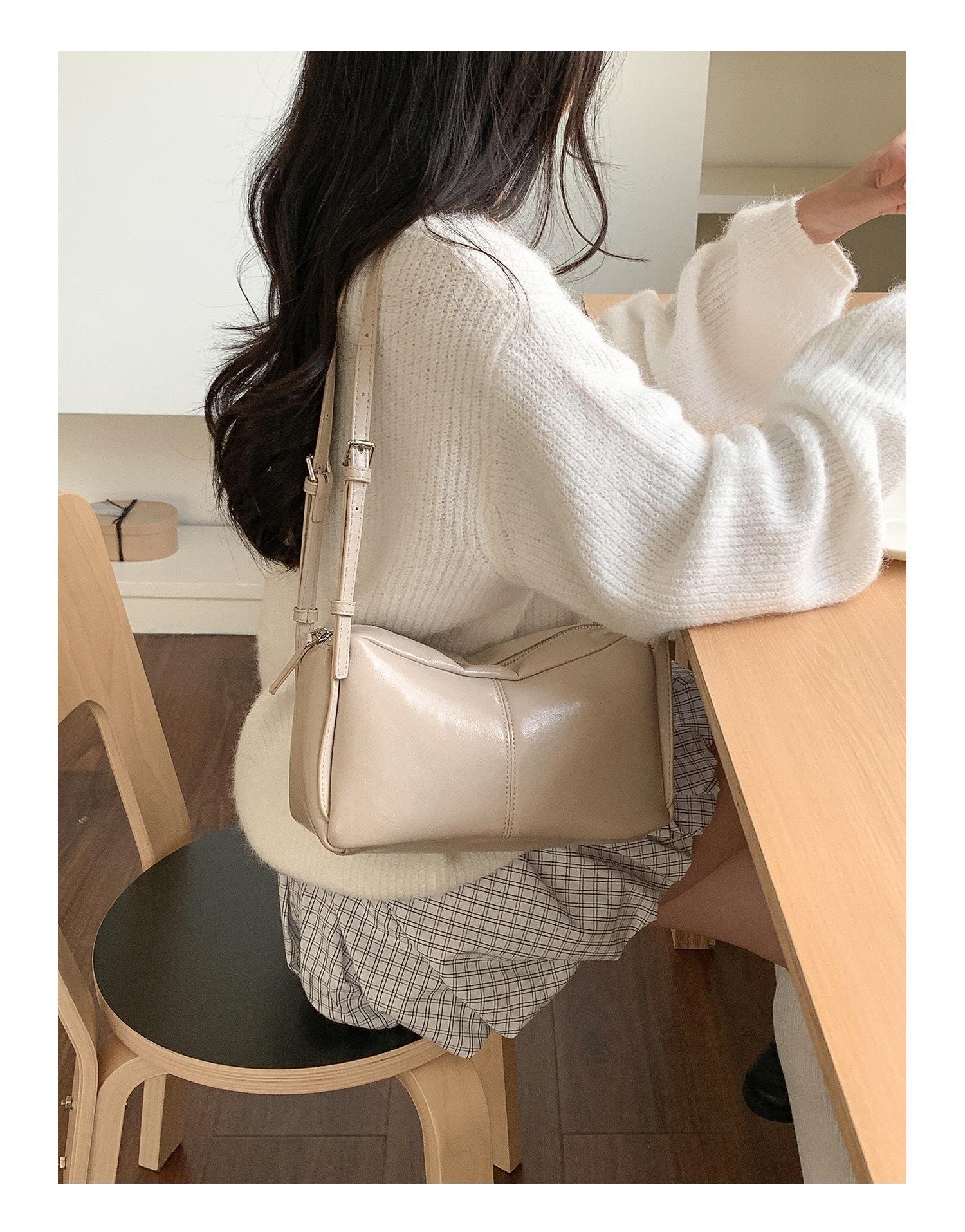 Large Capacity Soft Leather Retro Style Ins Pillow Bag, Simple and Casual, Versatile for Daily Commuting, Single Shoulder Armpit Bag білий
Large Capacity Soft Leather Retro Style Ins Pillow Bag, Simple and Casual, Versatile for Daily Commuting, Single Shoulder Armpit Bag білий
