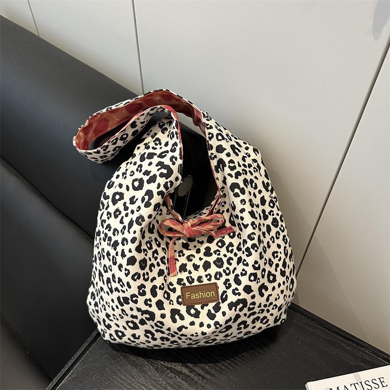 2025 spring and summer new retro double-sided vest bag, Simian style shoulder bag, large-capacity shopping bag, tote. чорний
2025 spring and summer new retro double-sided vest bag, Simian style shoulder bag, large-capacity shopping bag, tote. чорний