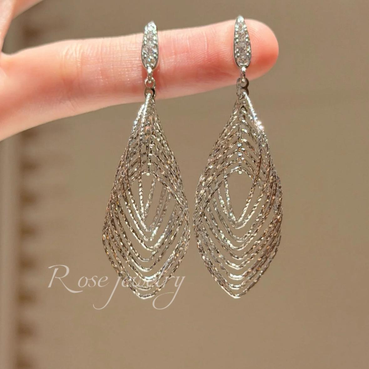 Shimmering rhombus line high-end earrings, new dinner party thousand gold wind studs, ear hooks, earrings, earrings.
Shimmering rhombus line high-end earrings, new dinner party thousand gold wind studs, ear hooks, earrings, earrings.