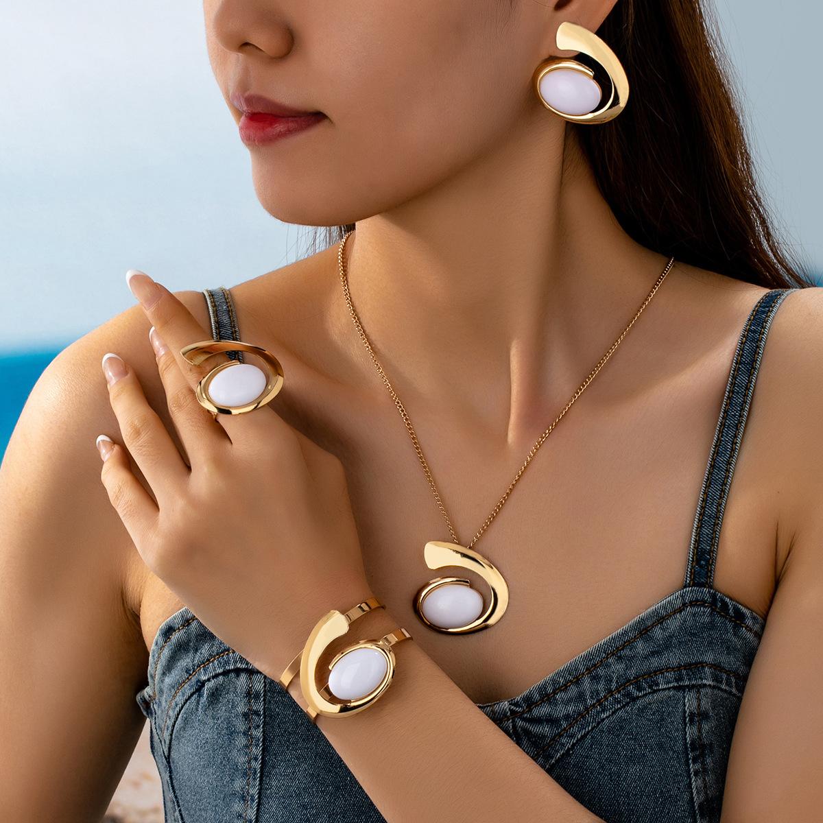 Earrings, Bracelets, Necklaces, Jewelry Sets One Size золотий
Earrings, Bracelets, Necklaces, Jewelry Sets One Size золотий