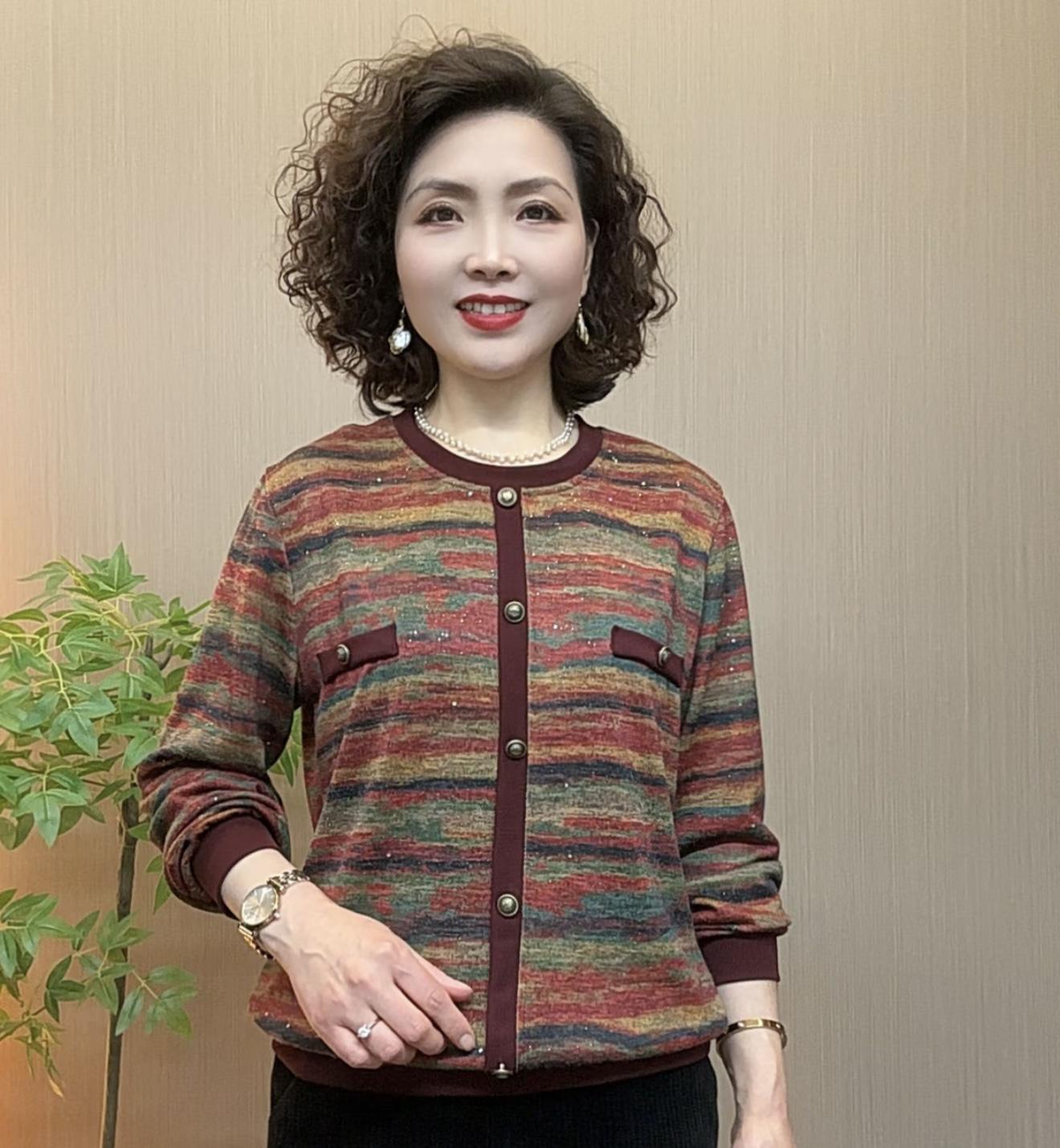 Spring V-neck Striped Knitwear: Slimming Long-sleeve T-shirt for Stylish Middle-aged and Elderly Moms 2XL 110-120 jin
Spring V-neck Striped Knitwear: Slimming Long-sleeve T-shirt for Stylish Middle-aged and Elderly Moms 2XL 110-120 jin