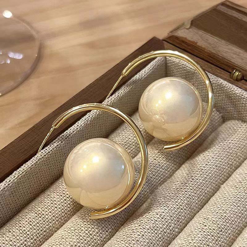 Korean Large Round Imitation Pearl Hoop Earrings For Women Exaggerated C-Shaped Personality Earrings Wedding Party Zircon
Korean Large Round Imitation Pearl Hoop Earrings For Women Exaggerated C-Shaped Personality Earrings Wedding Party Zircon