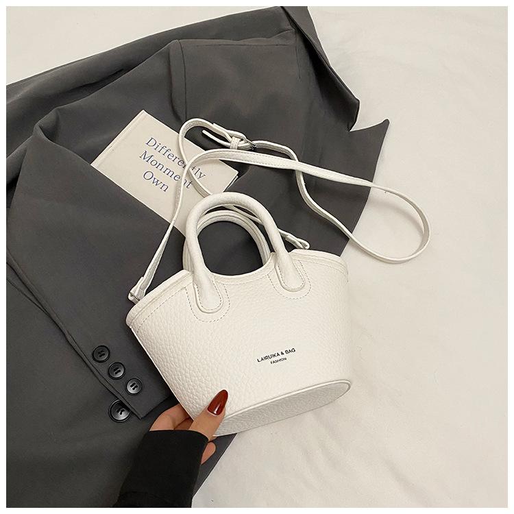 Popular bags women s summer new niche design messenger bags portable bucket bags
Popular bags women s summer new niche design messenger bags portable bucket bags