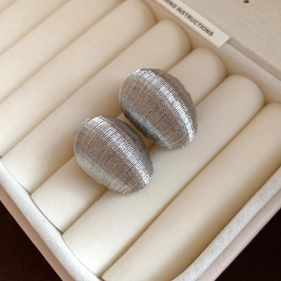 European and American silver needle pattern oval stud earrings retro simple fashion earrings light luxury high-end earrings
European and American silver needle pattern oval stud earrings retro simple fashion earrings light luxury high-end earrings