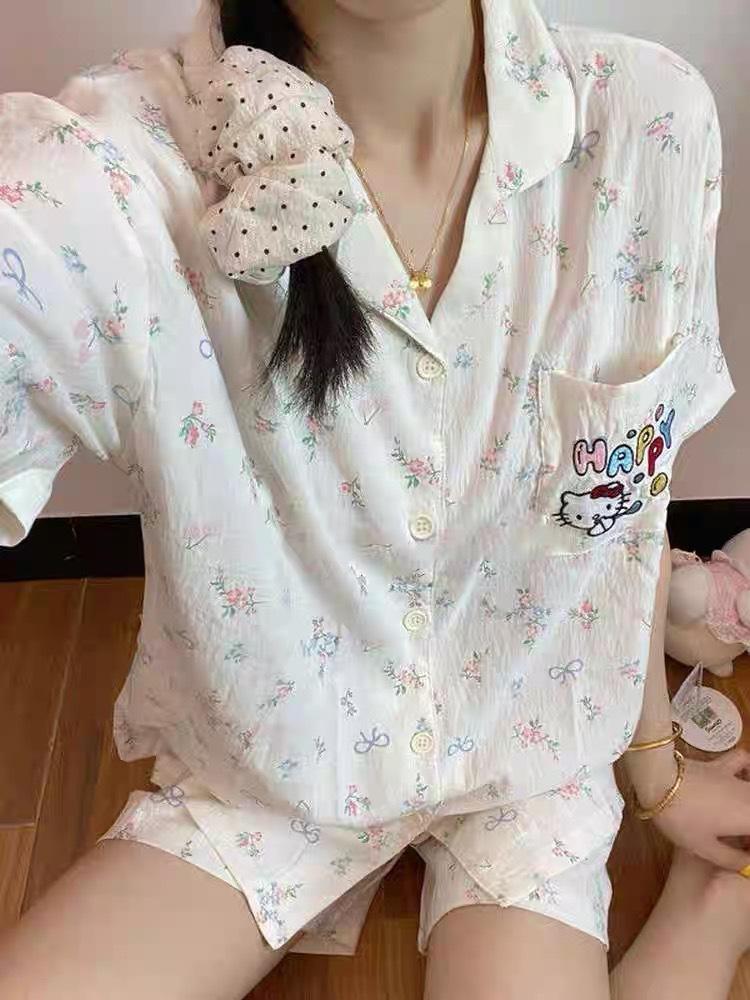 Cartoon floral small fragrant style Hello Kitty pajamas women s summer short-sleeved shorts cardigan two-piece set can be worn outside loungewear S
Cartoon floral small fragrant style Hello Kitty pajamas women s summer short-sleeved shorts cardigan two-piece set can be worn outside loungewear S