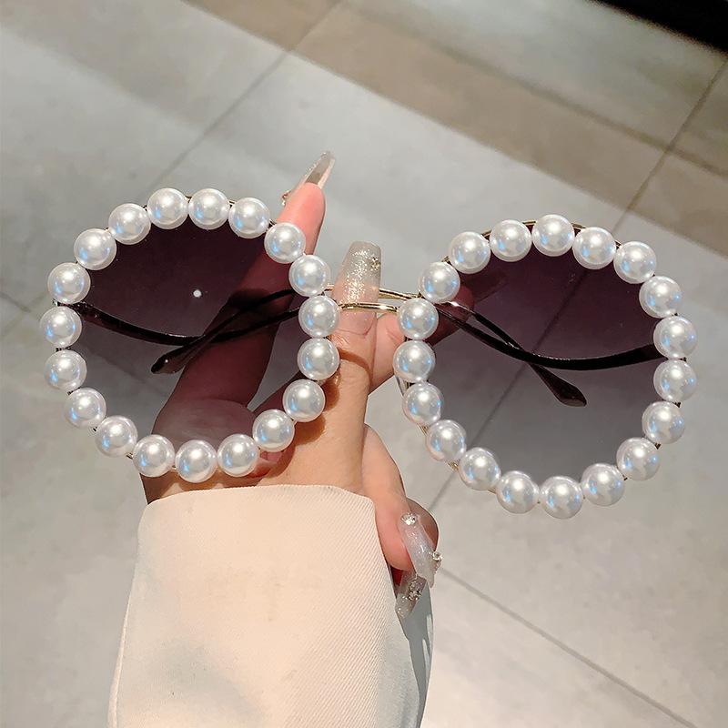 Новые роскошные солнцезащитные очки с жемчугом, женские модные круглые солнцезащитные очки в металлической оправе, брендовые дизайнерские солнцезащитные очки с градиентом из искусственного жемчуга UV400
Новые роскошные солнцезащитные очки с жемчугом, женские модные круглые солнцезащитные очки в металлической оправе, брендовые дизайнерские солнцезащитные очки с градиентом из искусственного жемчуга UV400