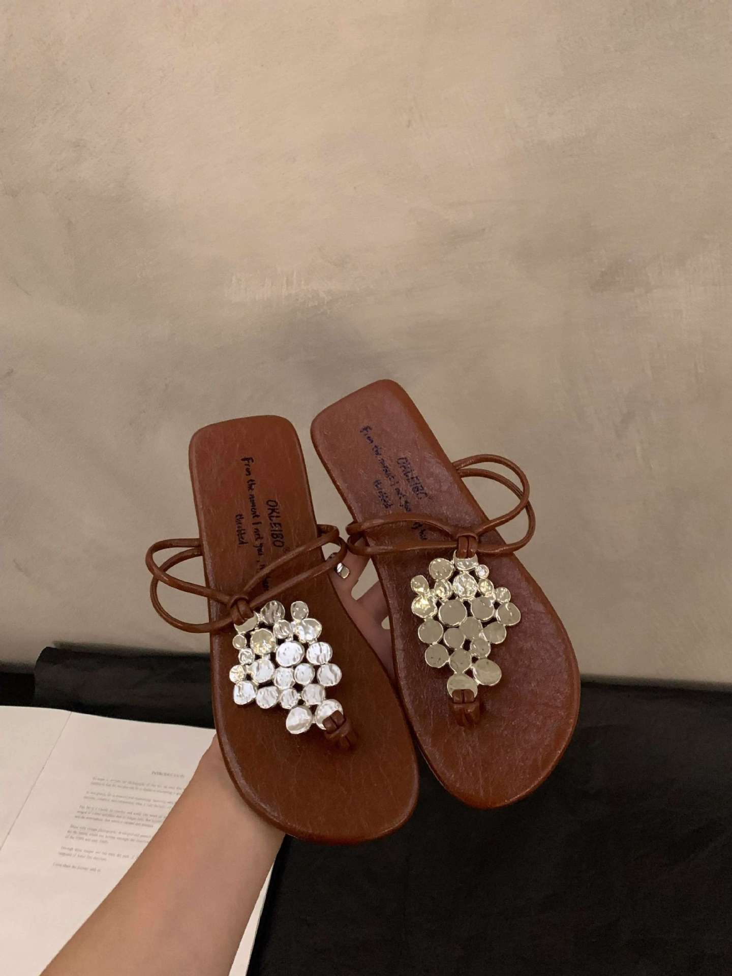Design sense toe slippers female summer 2025 new Korean version cool slippers fairy style flat-bottomed holiday beach shoes outer wear 40 темно-коричневого кольору
Design sense toe slippers female summer 2025 new Korean version cool slippers fairy style flat-bottomed holiday beach shoes outer wear 40 темно-коричневого кольору