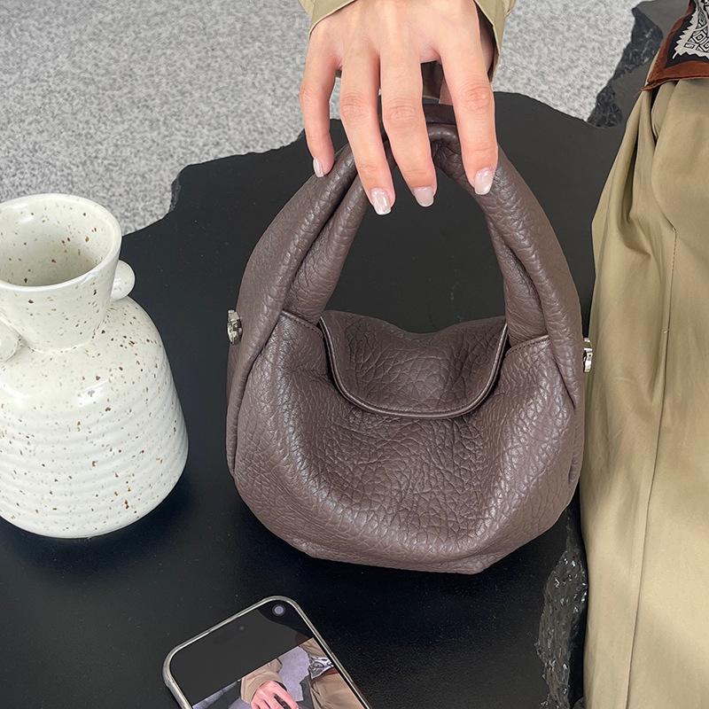 2025 Ретро Минималистичная Женская Сумка-Полумесяц из Коровьей Кожи - Пузырчатая Текстура, Сумка-Пельмень на Плечо и через Плечо 23cm Length, 17cm Height, 7cm Base
2025 Ретро Минималистичная Женская Сумка-Полумесяц из Коровьей Кожи - Пузырчатая Текстура, Сумка-Пельмень на Плечо и через Плечо 23cm Length, 17cm Height, 7cm Base