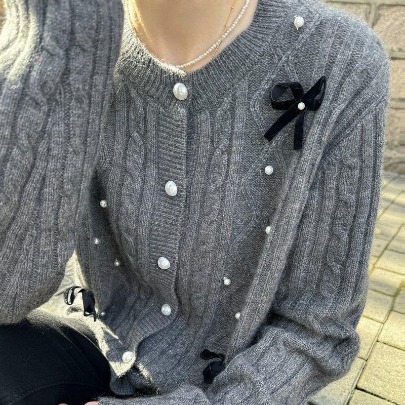 Осень и зима, новый милый вязаный кардиган с круглым вырезом, тяжелая промышленность, расшитый бисером и бантом, женская мода One Size серый
Осень и зима, новый милый вязаный кардиган с круглым вырезом, тяжелая промышленность, расшитый бисером и бантом, женская мода One Size серый
