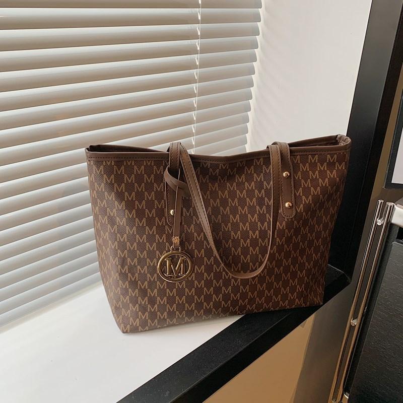 Европейская и американская личность большая вместимость письмо простой принт лоток очень большая сумка женская новая бриллиантовая сумка через плечо для поездок
Европейская и американская личность большая вместимость письмо простой принт лоток очень большая сумка женская новая бриллиантовая сумка через плечо для поездок