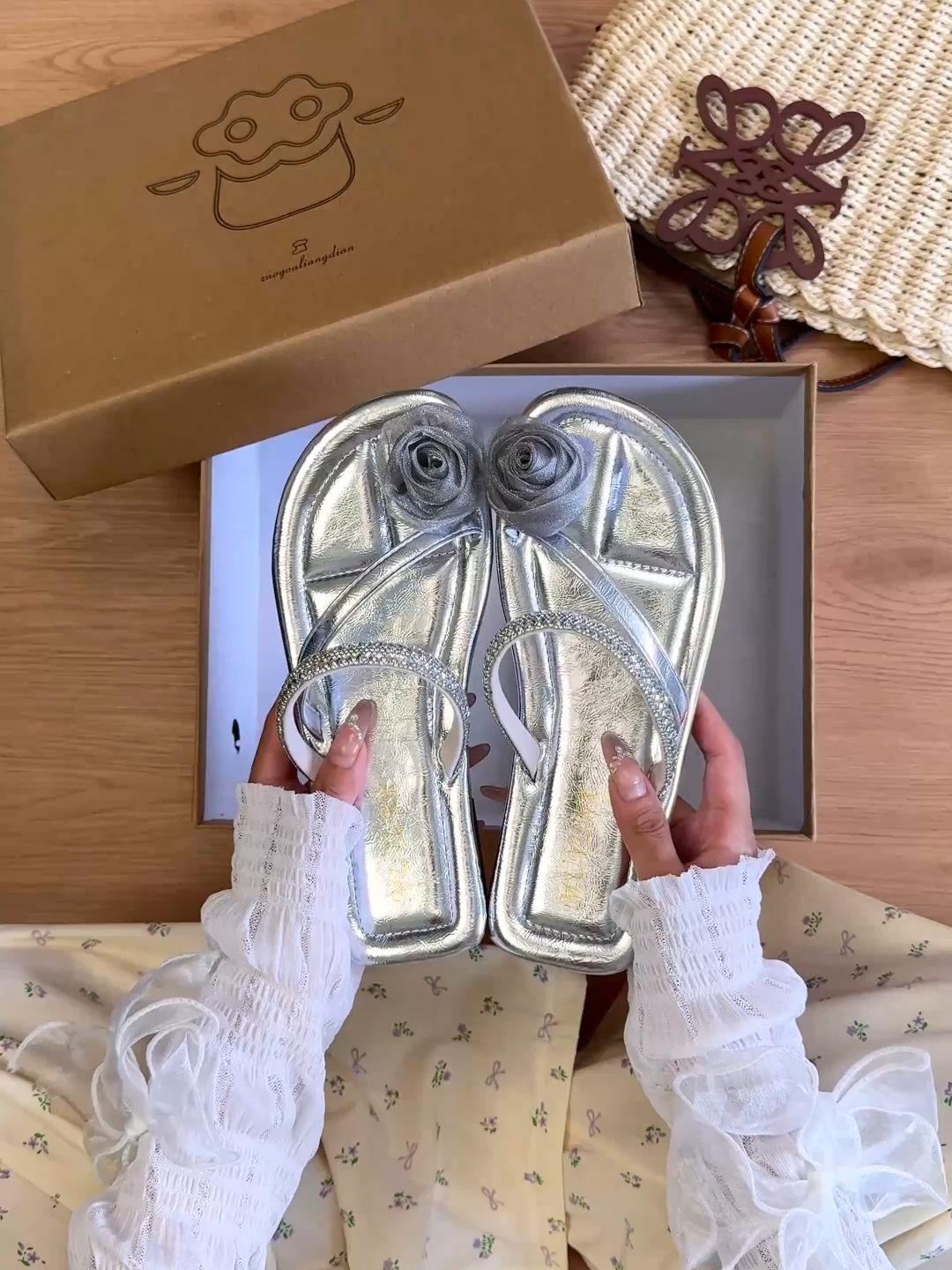 Французский набор шлепанцев с плоской подошвой и открытым носком для женской летней носки 2025 новый мягкий низ с юбочным темпераментом знаменитости пляжные шлепанцы 40 серебряный
Французский набор шлепанцев с плоской подошвой и открытым носком для женской летней носки 2025 новый мягкий низ с юбочным темпераментом знаменитости пляжные шлепанцы 40 серебряный