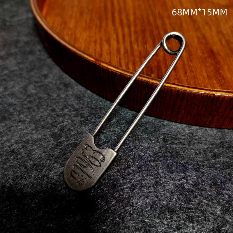 Vintage Engraved Letter/Number Large Brooches Sweater Scarf Buckle Cardigan Anti-Slip Big Pin Decoration Accessories
Vintage Engraved Letter/Number Large Brooches Sweater Scarf Buckle Cardigan Anti-Slip Big Pin Decoration Accessories