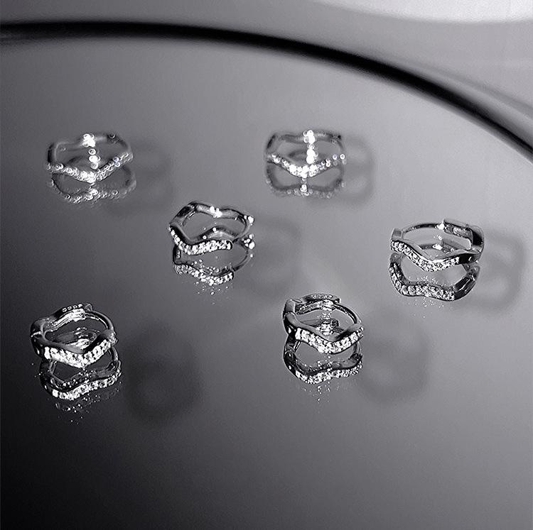 Versatile Women s Ear Jewelry: Sleep-Friendly Studs, Cartilage Earrings, Ear Cuffs, Ear Clips, Rings in Fashionable Cold Style.
Versatile Women s Ear Jewelry: Sleep-Friendly Studs, Cartilage Earrings, Ear Cuffs, Ear Clips, Rings in Fashionable Cold Style.