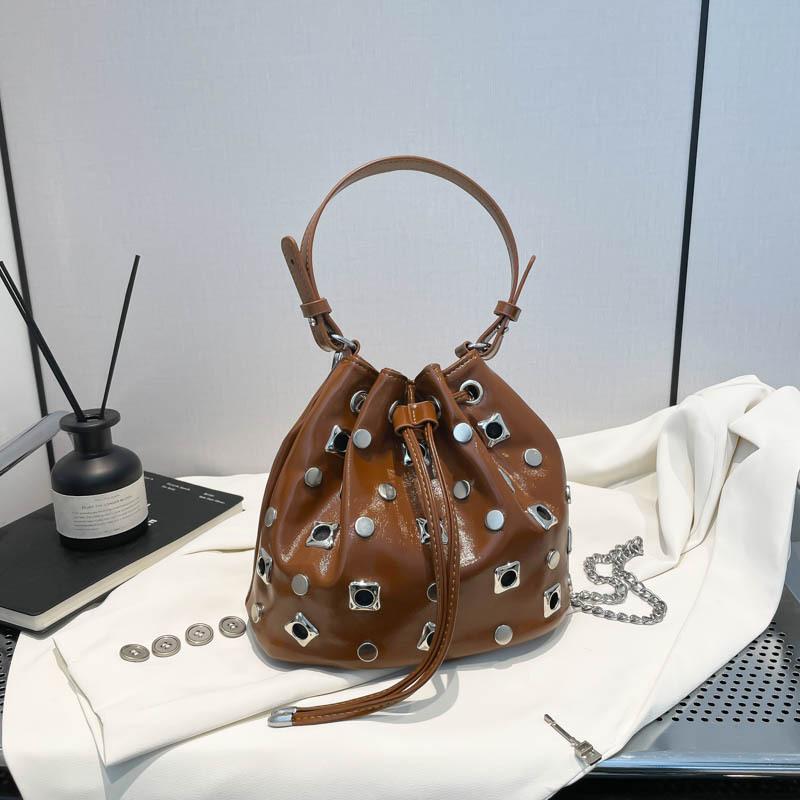 2025 Vintage Rivet Bucket Bags Luxury Chain Shoulder Crossbody Bags Punk Style Leather Women Tote Bags Ladies Commuting Bag 19-21-14 cm розовый
2025 Vintage Rivet Bucket Bags Luxury Chain Shoulder Crossbody Bags Punk Style Leather Women Tote Bags Ladies Commuting Bag 19-21-14 cm розовый