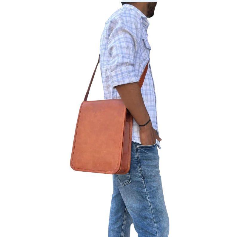 Мужская кожаная сумка-слинг кросс-боди ручной работы – Утилитарная боковая сумка из кожи высшего сорта с регулируемым ремнем 11 x 9 x 3 in
Мужская кожаная сумка-слинг кросс-боди ручной работы – Утилитарная боковая сумка из кожи высшего сорта с регулируемым ремнем 11 x 9 x 3 in