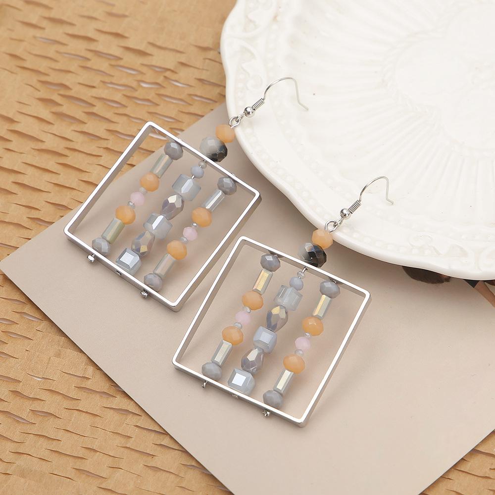 Handmade Color Block Glass Bead Earrings: Luxurious, Exaggerated Square Design with a Hollow, Fashionable Twist.
Handmade Color Block Glass Bead Earrings: Luxurious, Exaggerated Square Design with a Hollow, Fashionable Twist.