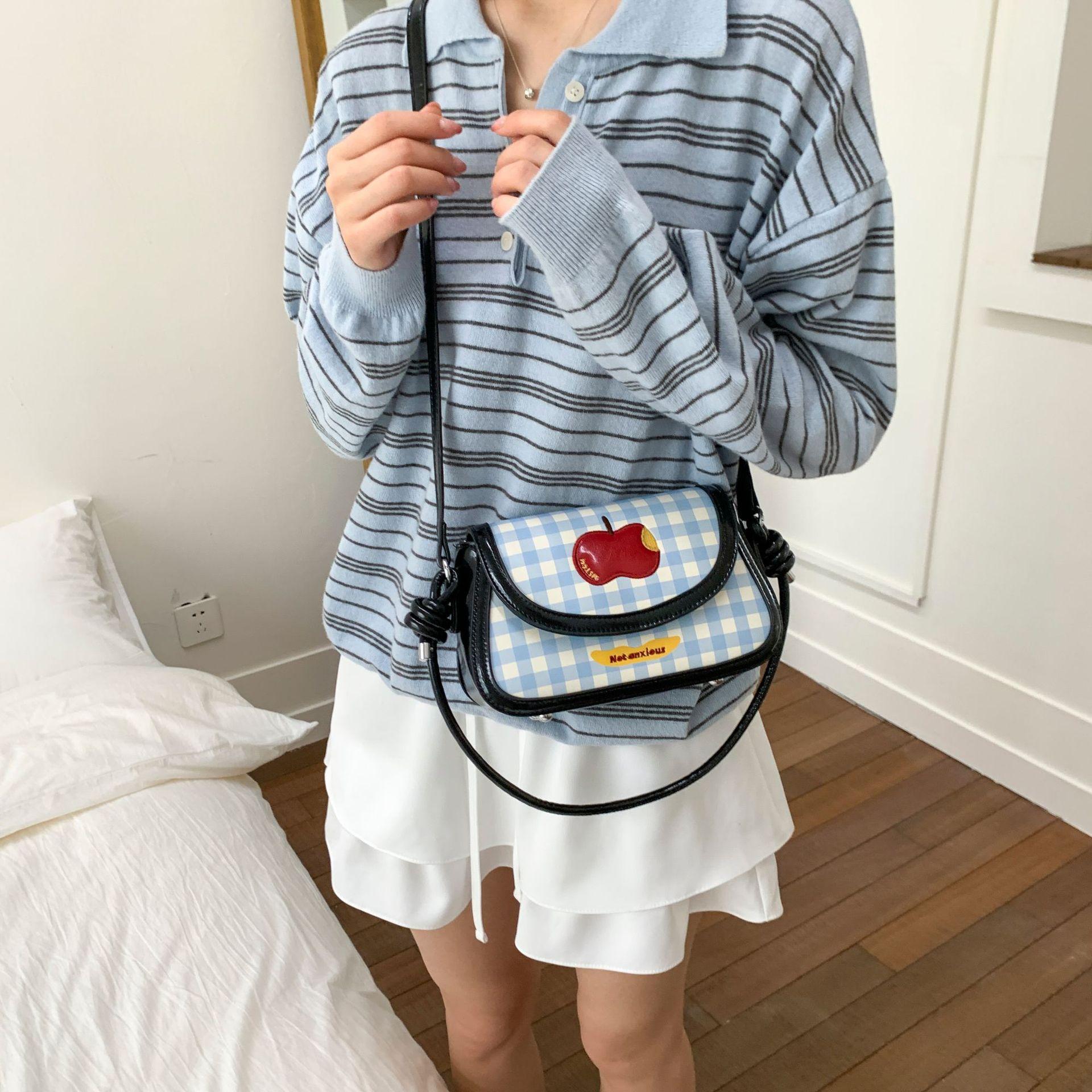 Cartoon embroidered hand carry small square bag 2025 summer new fashion versatile casual shoulder bag feeling messenger bag 21*7*13 белый
Cartoon embroidered hand carry small square bag 2025 summer new fashion versatile casual shoulder bag feeling messenger bag 21*7*13 белый