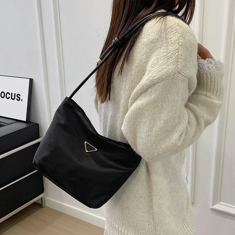 2024 Korean Style Fashion Shoulder Bag: Trendy, Versatile Bucket Bag for Women’s Commuting and Leisure білий
2024 Korean Style Fashion Shoulder Bag: Trendy, Versatile Bucket Bag for Women’s Commuting and Leisure білий