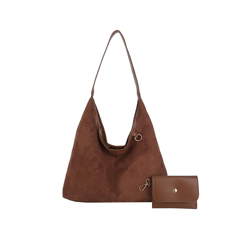 Retro casual commuting largecapacity bag women s new autumn and winter suede tote bag niche versatile shoulder bag
Retro casual commuting largecapacity bag women s new autumn and winter suede tote bag niche versatile shoulder bag