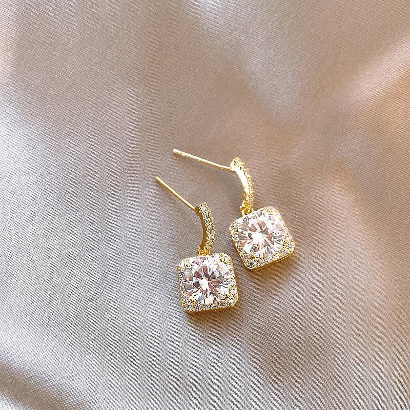 K real gold electroplated silver needle zircon square pendant earrings light luxury high-end earrings niche simple earrings women
K real gold electroplated silver needle zircon square pendant earrings light luxury high-end earrings niche simple earrings women