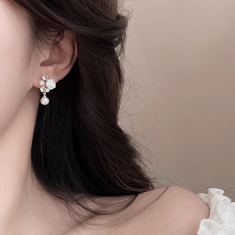 White camellia, high-end sense, small fragrant wind, mosquito coil disc, ear clips, no ear holes, fresh niche design, flower earrings for women
White camellia, high-end sense, small fragrant wind, mosquito coil disc, ear clips, no ear holes, fresh niche design, flower earrings for women