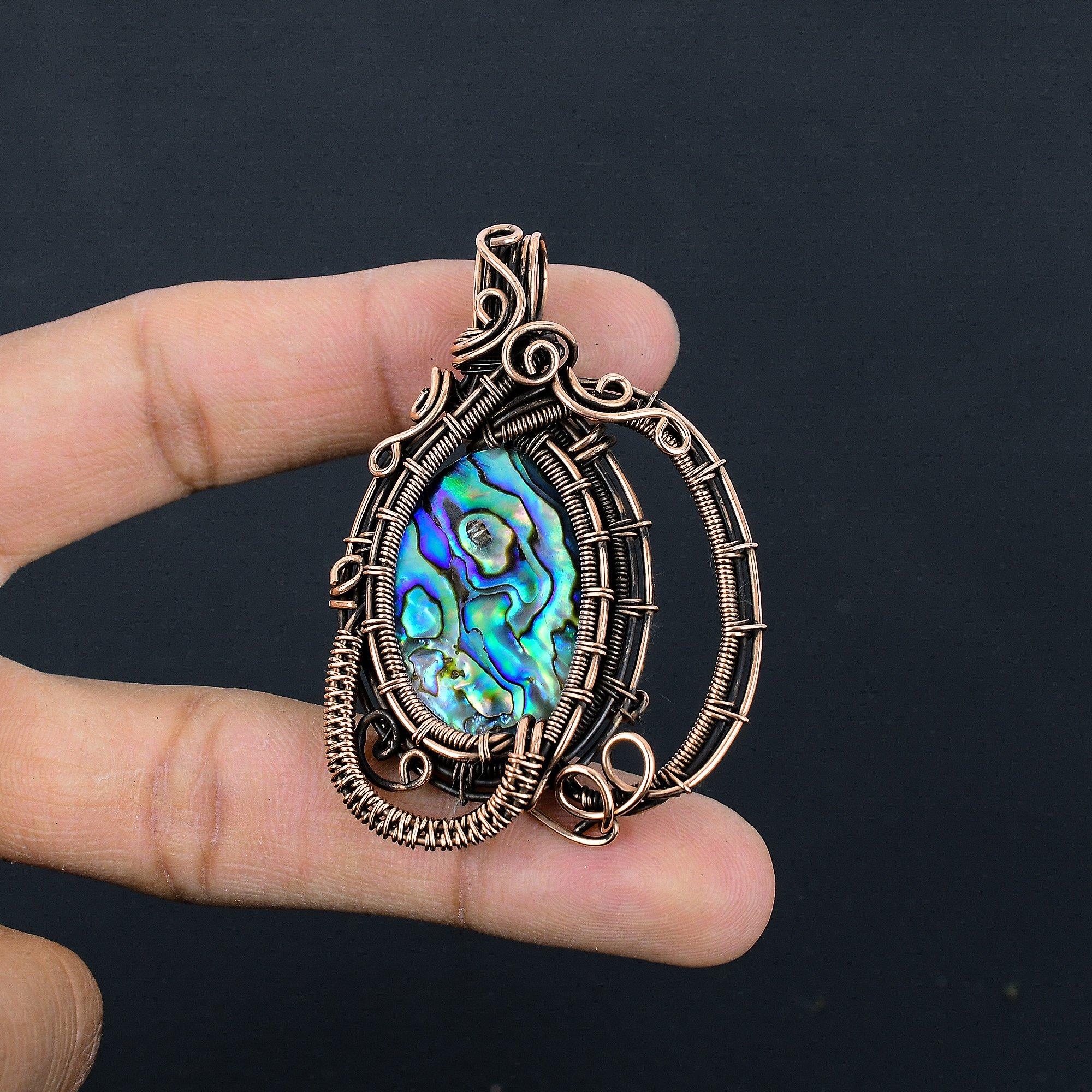 Кулон из раковины абалона, обернутый медной проволокой 999 пробы, Ювелирные изделия с подвеской из драгоценного камня ручной работы, Подарки для жены, Совершенно новый кулон 2.55 Inches
Кулон из раковины абалона, обернутый медной проволокой 999 пробы, Ювелирные изделия с подвеской из драгоценного камня ручной работы, Подарки для жены, Совершенно новый кулон 2.55 Inches