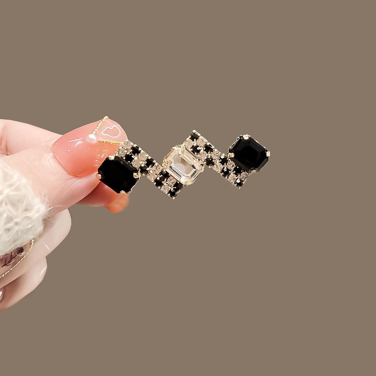 Xiaoxiangfeng brooch women s high-end sense of high-end black and white simple temperament brooch pin high-end coat suit with accessories
Xiaoxiangfeng brooch women s high-end sense of high-end black and white simple temperament brooch pin high-end coat suit with accessories