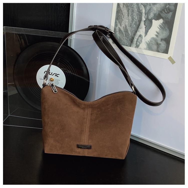 Сумка большой вместимости женская осенне-зимняя новая матовая ретро на плечо через плечо сумка-мессенджер с отделкой для работы
Сумка большой вместимости женская осенне-зимняя новая матовая ретро на плечо через плечо сумка-мессенджер с отделкой для работы