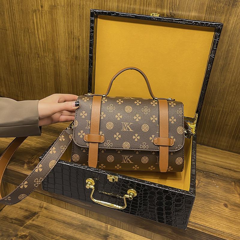 New women s bag premium printing color matching messenger bag retro women s portable small square bag shoulder messenger bag
New women s bag premium printing color matching messenger bag retro women s portable small square bag shoulder messenger bag