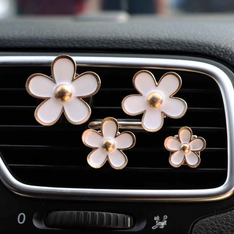 Маленький клип для освежителя воздуха в машину в виде ромашки для вентиляционных отверстий кондиционера
Маленький клип для освежителя воздуха в машину в виде ромашки для вентиляционных отверстий кондиционера