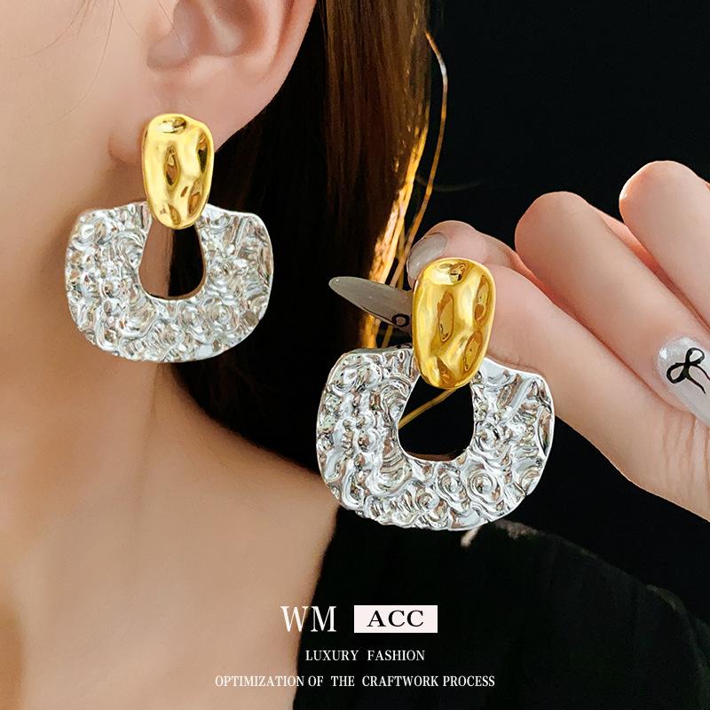 Round pleated earrings European and American high-end temperament earrings niche cold style light luxury earrings
Round pleated earrings European and American high-end temperament earrings niche cold style light luxury earrings