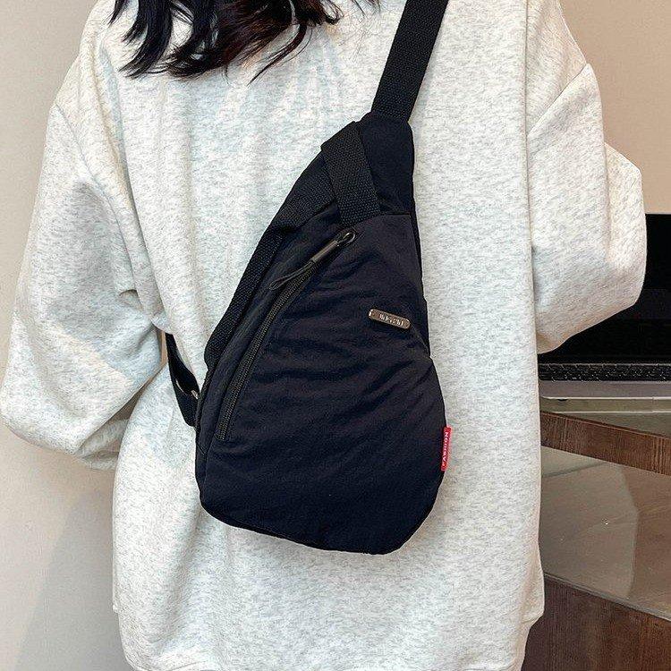 2025 new fashion bag women s classic simple versatile messenger bag men s and women s breast bag 16*8*32
2025 new fashion bag women s classic simple versatile messenger bag men s and women s breast bag 16*8*32