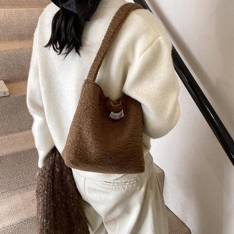 Trend woven bag women s winter new fashion casual plush bucket bag versatile shoulder bag сірий колір
Trend woven bag women s winter new fashion casual plush bucket bag versatile shoulder bag сірий колір