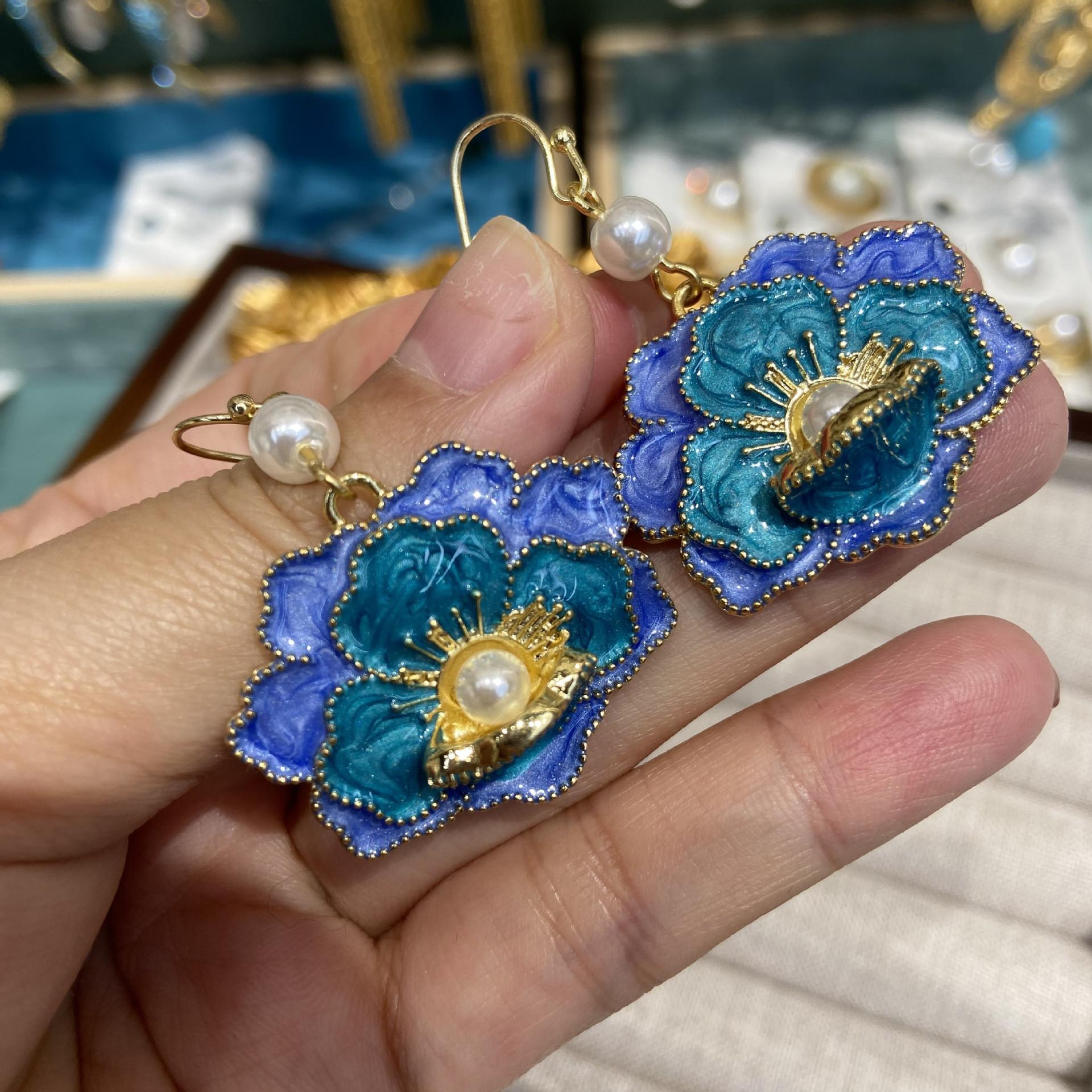 Vintage New Chinese Style Cloisonne Enamel Flower Earrings Gilt Forbidden City Classic Chinese Style Pearl Earrings Accessories Women
Vintage New Chinese Style Cloisonne Enamel Flower Earrings Gilt Forbidden City Classic Chinese Style Pearl Earrings Accessories Women