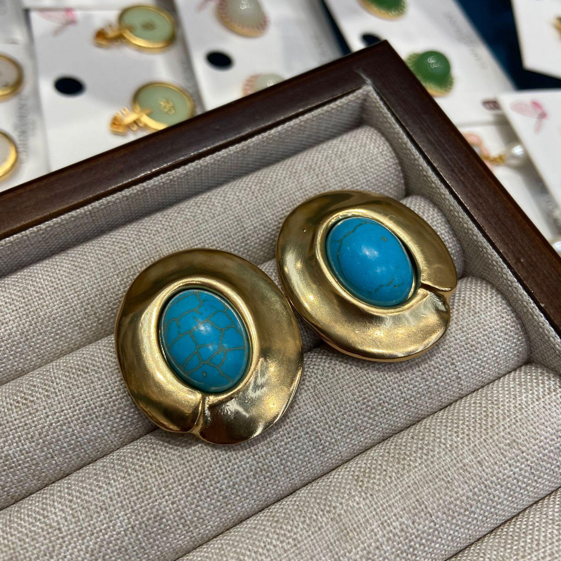 Vintage Oval Blue Turquoise Retro Old Earrings High Sense Court Inlaid Turquoise Three-Dimensional Engraving Stud Earrings
Vintage Oval Blue Turquoise Retro Old Earrings High Sense Court Inlaid Turquoise Three-Dimensional Engraving Stud Earrings