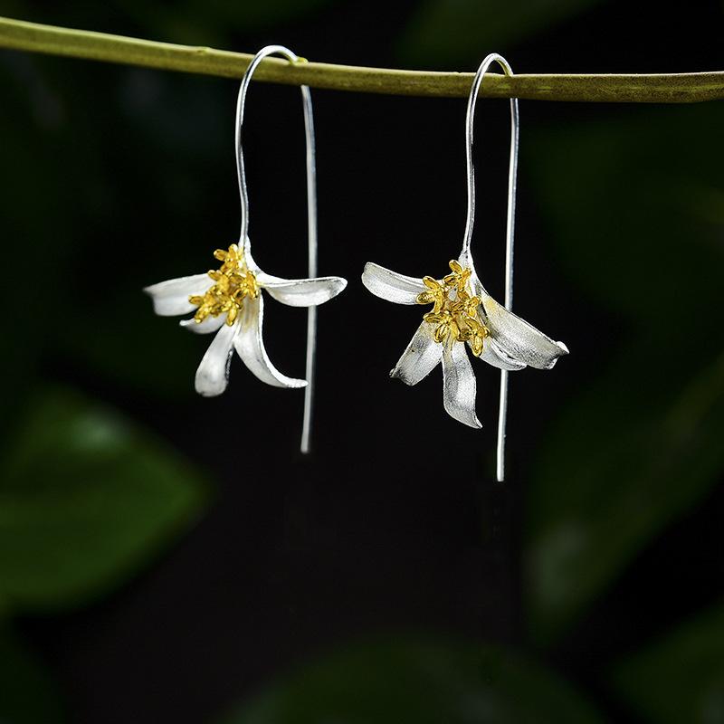 European and American Lily Flower Earrings, Two Tone Fresh Countryside Style Earrings, Women s Fashion and Elegant Daily Zircon
European and American Lily Flower Earrings, Two Tone Fresh Countryside Style Earrings, Women s Fashion and Elegant Daily Zircon