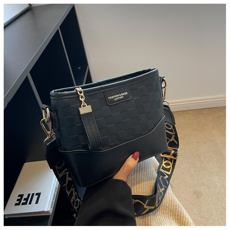 Fashion temperament versatile bag large capacity high texture wide shoulder strap design messenger bag чёрный
Fashion temperament versatile bag large capacity high texture wide shoulder strap design messenger bag чёрный