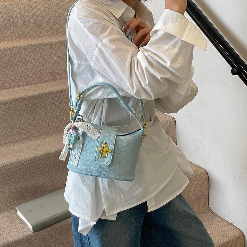 High sense niche bag women s summer new fashion messenger bag casual portable bucket bag
High sense niche bag women s summer new fashion messenger bag casual portable bucket bag