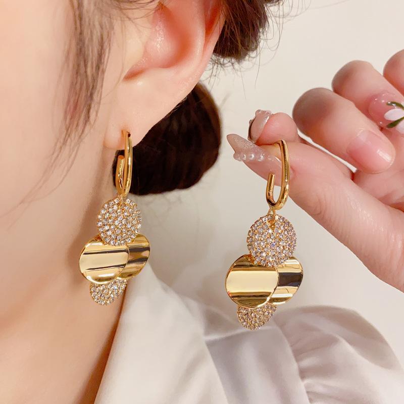 Серебряные иглы S925, персонализированные модные серьги с преувеличенными бриллиантами, инкрустированные металлическими круглыми листами с кисточками, в легком и роскошном стиле
Серебряные иглы S925, персонализированные модные серьги с преувеличенными бриллиантами, инкрустированные металлическими круглыми листами с кисточками, в легком и роскошном стиле