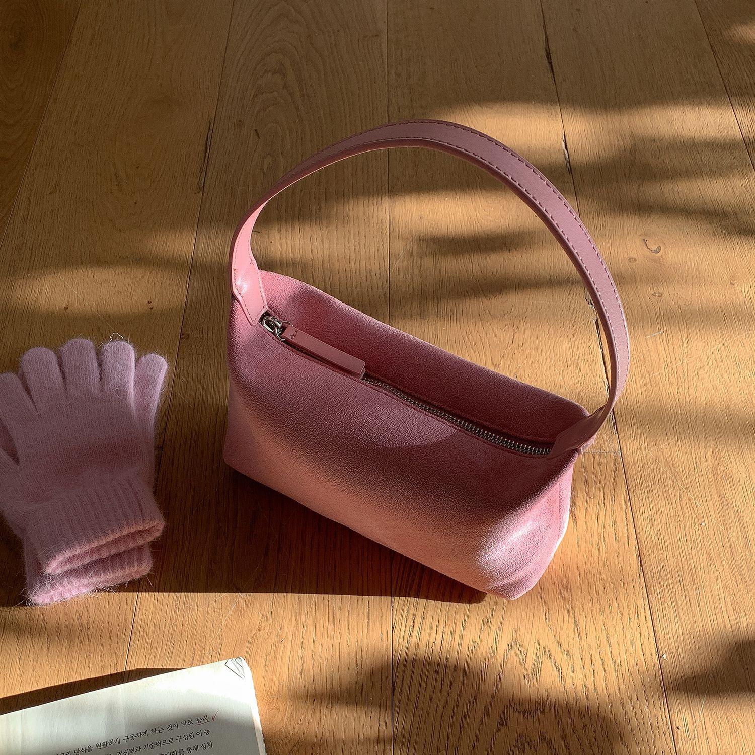 New Fashi Fluffy Top Handle Bag Women Simple Solid Color Shoulder Bag Korean Style Comfortable and Versatile Texture Clutches рожевий
New Fashi Fluffy Top Handle Bag Women Simple Solid Color Shoulder Bag Korean Style Comfortable and Versatile Texture Clutches рожевий