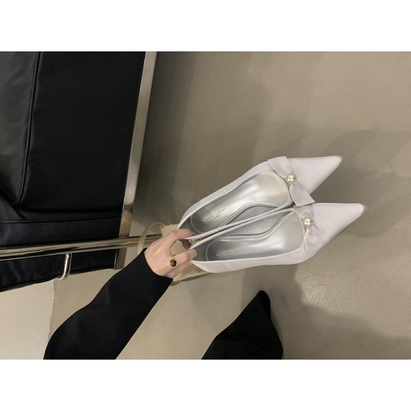 2025 New Year s fashion women s shoes pointed head shallow mouth pearl buckle type high heel thin heel commuter small leather shoes women s single 39 серебряный
2025 New Year s fashion women s shoes pointed head shallow mouth pearl buckle type high heel thin heel commuter small leather shoes women s single 39 серебряный