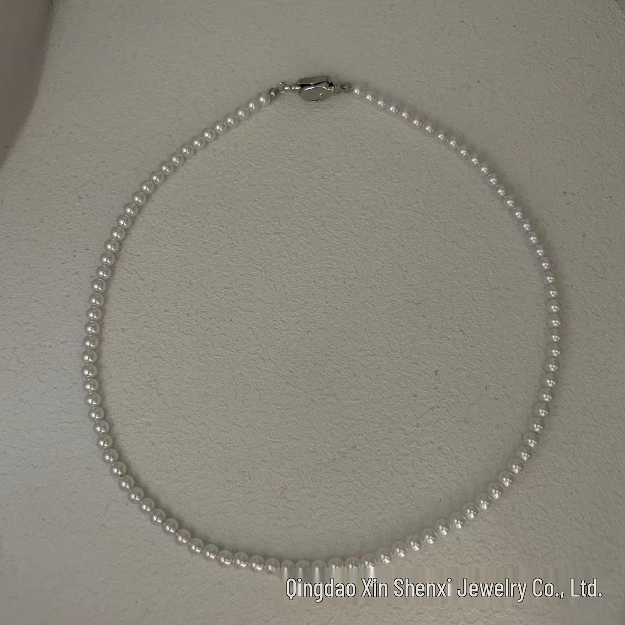 Элегантно подобранное колье-чокер из серебра S925 с пряжкой в виде слитка и кристальной жемчужиной
Элегантно подобранное колье-чокер из серебра S925 с пряжкой в виде слитка и кристальной жемчужиной