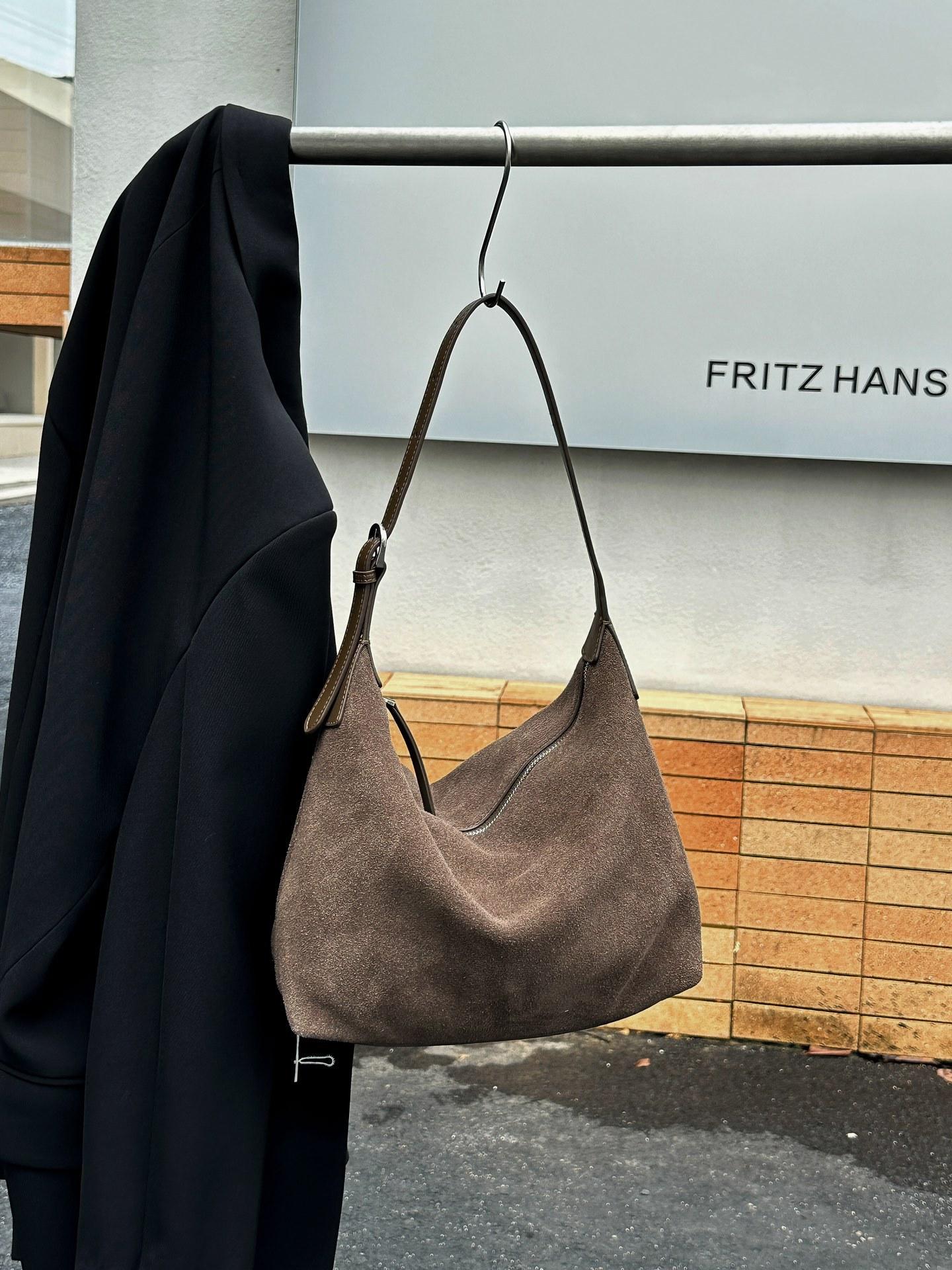 2025 New Style Leather Handbag Large Capacity Secure Bag Retro Casual Tote High-end Sense Single Compartment Bag Women s Bag 36x9x25 серый
2025 New Style Leather Handbag Large Capacity Secure Bag Retro Casual Tote High-end Sense Single Compartment Bag Women s Bag 36x9x25 серый