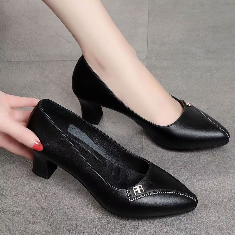 Мамины туфли на мягкой подошве, одинарные туфли не утомляют ноги, весенне-осенние повседневные, для среднего возраста, на высоком каблуке, из мягкой кожи, универсальные, модные, средней высоты 41 чёрный
Мамины туфли на мягкой подошве, одинарные туфли не утомляют ноги, весенне-осенние повседневные, для среднего возраста, на высоком каблуке, из мягкой кожи, универсальные, модные, средней высоты 41 чёрный