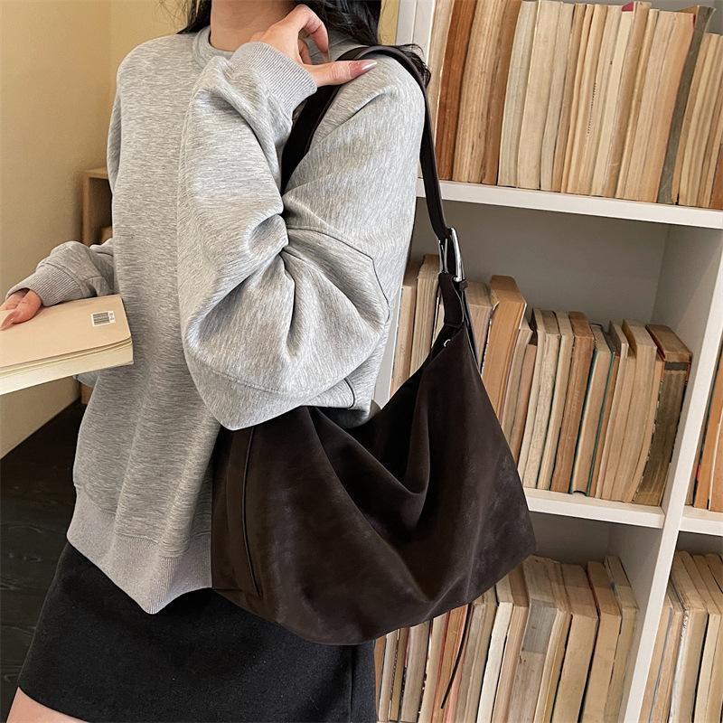 Women s 2025 Retro Crossbody Tote – Large Capacity, Simple Commuter Handbag with Fashionable Single Shoulder Design. кофейный
Women s 2025 Retro Crossbody Tote – Large Capacity, Simple Commuter Handbag with Fashionable Single Shoulder Design. кофейный