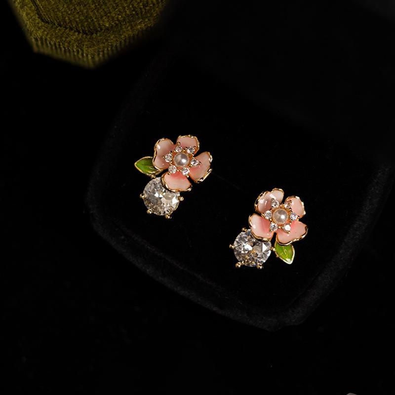 Oil drop flower pearl stud earrings French elegance temperament earrings light luxury high sense fashion earrings women
Oil drop flower pearl stud earrings French elegance temperament earrings light luxury high sense fashion earrings women