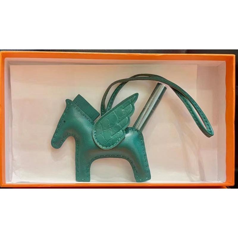 Комплект материалов для кожаной подвески «Пегас», Крылья маленькой лошадки, Кожаная подвеска-аксессуар для сумки «Любовь к лошадям»
Комплект материалов для кожаной подвески «Пегас», Крылья маленькой лошадки, Кожаная подвеска-аксессуар для сумки «Любовь к лошадям»