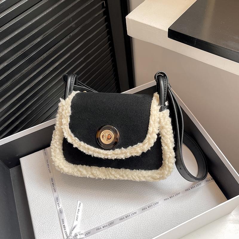 Новая нишевая популярная матовая контрастная пушистая сумка-седло, трендовая наплечная сумка-мессенджер для женщин чёрный
Новая нишевая популярная матовая контрастная пушистая сумка-седло, трендовая наплечная сумка-мессенджер для женщин чёрный