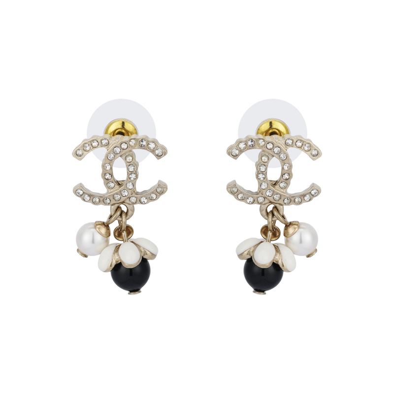 CHANEL Pearl Double C Gold/Pearl White/Black and White Glass Pearl Earrings Women s золотий
CHANEL Pearl Double C Gold/Pearl White/Black and White Glass Pearl Earrings Women s золотий