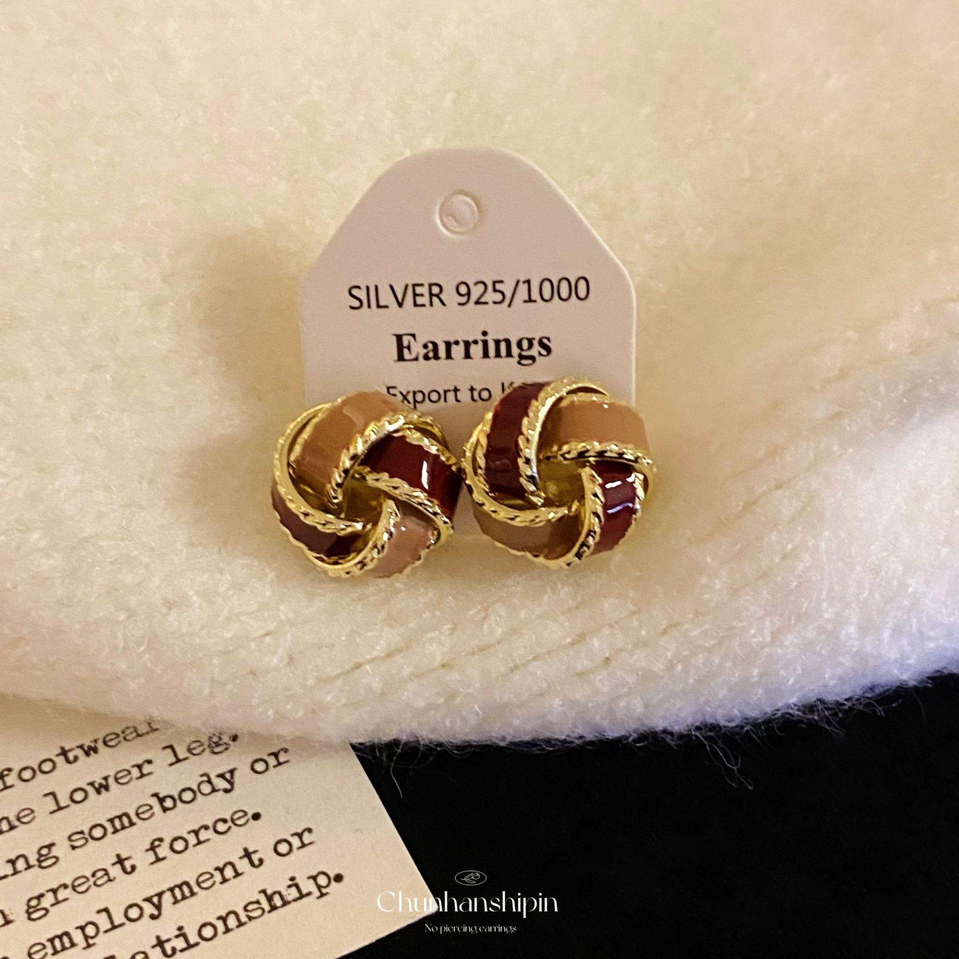 French retro concentric knot ear clips without ear piercings, niche design, high-end stud earrings, temperament versatile oil dripping earrings, women
French retro concentric knot ear clips without ear piercings, niche design, high-end stud earrings, temperament versatile oil dripping earrings, women